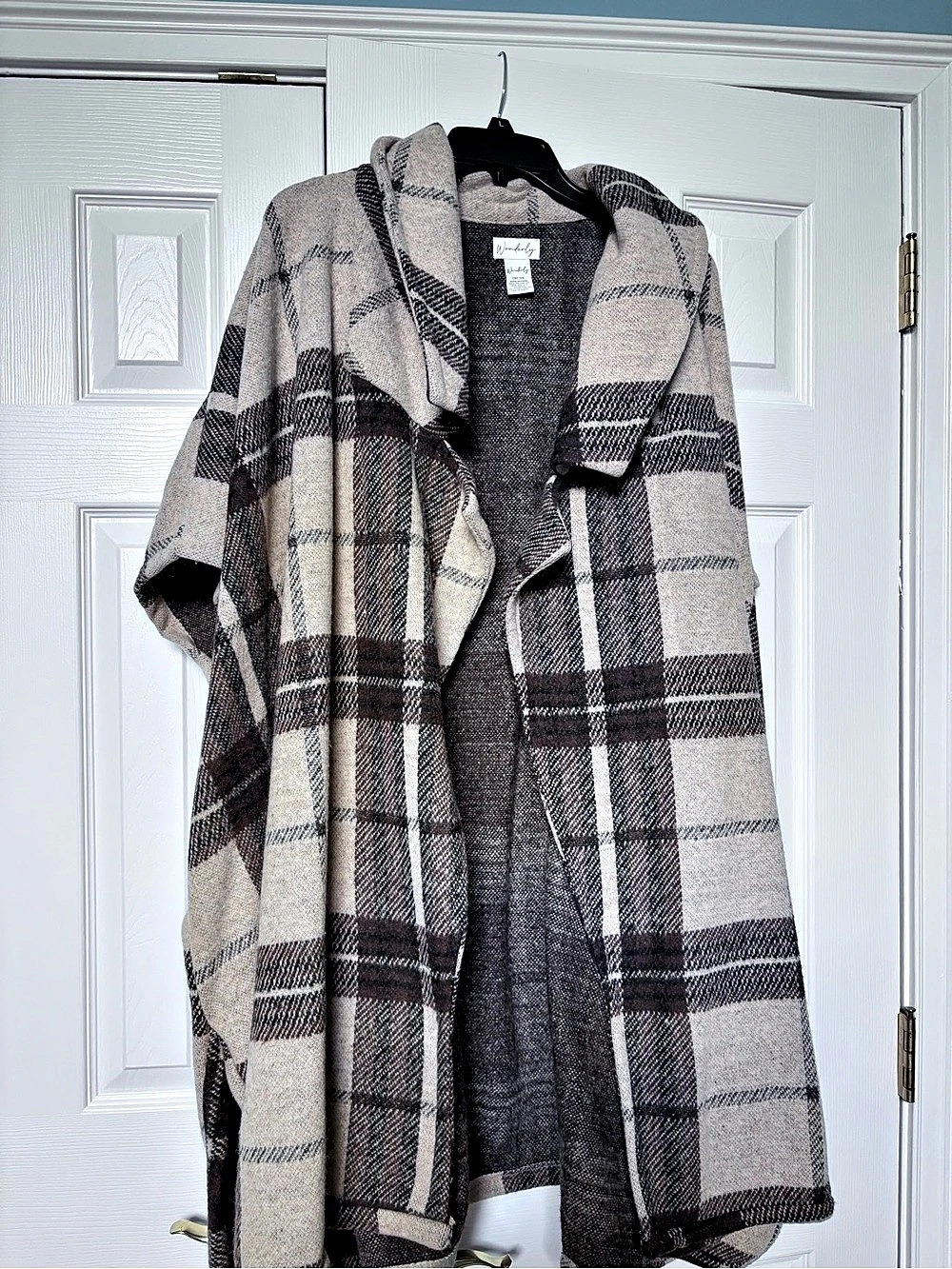 Wonderly Plaid Cape in beige & Brown Like New